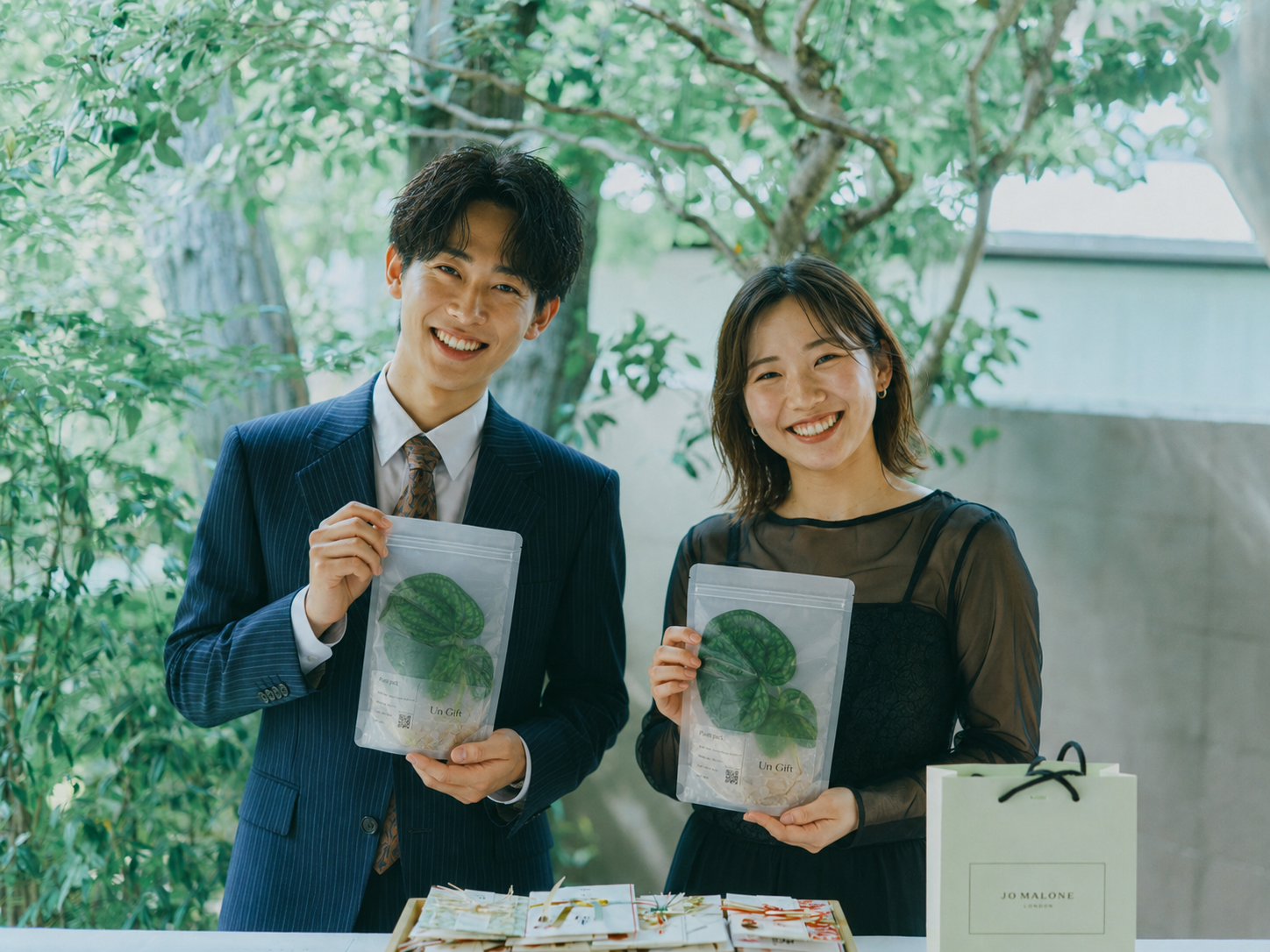 植物の引き出物を手にする新郎新婦