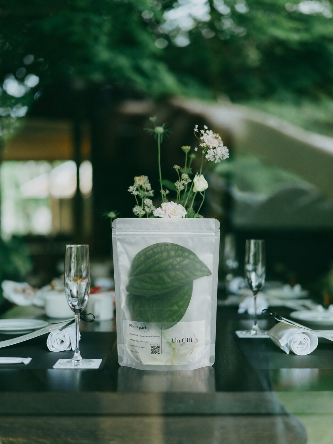 披露宴テーブルに置かれたUn Giftの植物パッケージ